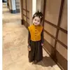 Conjunto de niña 2026 nuevo primavera y otoño estilo coreano chaleco suéter camisa base de manga larga pantalones anchos casuales conjunto de tres piezas