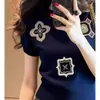 Camiseta de Alta Qualidade Azul Bordada com Gola Redonda e Manga Curta para Mulheres, Verão 2026, Top de Alta Qualidade Estiloso Coreano Incrivelmente Bonito