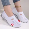 Zapatos de mujer de talla grande, con suela suave, para no cansar los pies, sin cordones, de malla, transpirables, de tela antigua de Beijing.