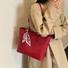 Bolsa Tote Vermelha Feminina 2026 Nova Grande Capacidade Bolsa para o Dia a Dia Textura de Alto Padrão Bolsa de Ombro Único de Mão Bolsa para Noiva Casamento