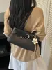 Bolsa pequena moderna e estilosa para mulheres, novo modelo 2026, bolsa baguete de ombro estilo hot girl, bolsa de ombro texturizada da moda de verão