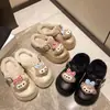 Chinelos Fofos de Desenho Animado Confortáveis de Dedos para Uso Externo Feminino Outono e Inverno 2025 Nova Moda Antiderrapantes Quentes Chinelos de Dedos