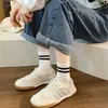 Calcetines a rayas de otoño e invierno para mujer, calcetines de media pantorrilla en blanco y negro, calcetines cortos deportivos blancos de estudiante para primavera y verano, calcetines de lunares de moda para exteriores