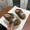 Pantuflas para niñas 2026 nuevo estilo de otoño, pantuflas exteriores de suela blanda estilo Birkenstock para niños, media zapatilla cerrada con forro de felpa, par a juego