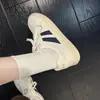 Tênis brancos da moda para mulheres, nova coleção outono 2025, sapatos atléticos versáteis de sola macia e confortáveis, tênis casuais