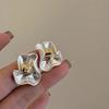 Aretes de Moda Versátiles Bicolor de Alta Gama con Flores Plisadas de Metal para Mujer Recién Llegados Aretes de Moda de Lujo Ligero Aretes Pin de Plata