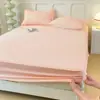 2026 Novo Modelo Algodão Lavado Grau A Bordado Acolchoado Lençol de Cama Capa de Cama Antiderrapante Colchão Tatame Dormitório Conjunto de Três Peças
