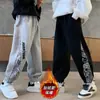 Calças de Lã para Meninos Inverno 2025 Novo Estilo para Crianças Maiores Outono e Inverno Calças Esportivas Longas Integradas de Lã para Crianças Meninos Tendência