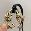 Colar com Pingente de Leopardo Estilo Old Money Pingente Longo Simples Corrente Versátil para Suéter Corrente de Clavícula da Moda para Mulheres