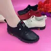 Sapatos casuais femininos de couro macio de cano baixo para comércio exterior transfronteiriço, verão, planos, sola macia, antiderrapantes, confortáveis, tamanho grande, versáteis, para trabalho