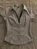 Camisa curta de manga curta cinza listrada estilo coreano Y2K, com renda, versátil, para garota popular, acinturada, gola V, corte justo, adequada para o trabalho