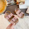 Sandálias Infantis 2026 Verão Novo Estilo Sandálias Abertas no Dedo Estilo Birkenstock da Moda Elegante Esportivas para Praia para Meninas