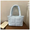 Bolsa tote acolchoada estilo europeu e americano, uma bolsa de mão estilosa e de alta qualidade para mulheres, nova coleção de inverno, bolsa de ombro e bolsa de axila para o dia a dia