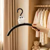 Lindo colgador de ropa con forma de fantasmita, modelo para el hogar, nuevo diseño 2026, sin costuras, previene marcas en los hombros, adecuado para colgar ropa en dormitorios estudiantiles