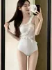 Traje de baño de una pieza blanco de un hombro con volantes, estiliza la figura, estilo puro y seductor, adecuado para vacaciones y aguas termales, para mujeres con poco busto, recoge el busto y cubre el abdomen