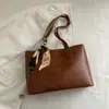 Bolsa Tote Manual Retrô Coreana Atacado Bolsa Feminina 2025 Inverno Nova Grande Capacidade Bolsa de Ombro com Lenço de Seda Bolsa de Axila Tendência