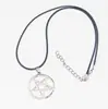Venta caliente transfronteriza artículo de anime collar con logo de estrella de cinco puntas negra de Satán Deacon venta directa de fábrica