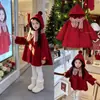 Abrigo de Lana de Alta Gama con Capucha Roja para Niñas para el Año Nuevo Chino, Engrosado para Invierno con Pompones, Adecuado para el Primer Cumpleaños y el Año Nuevo