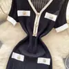 Vestido de punto francés vintage de color contrastante con cuello en V, manga corta, hebilla metálica en la cintura, ajustado, de verano, para mujer, estilo cola de pez