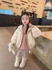 Jaqueta feminina com forro de fleece, novo estilo outono/inverno 2026, roupas de inverno para meninas pequenas, suéter espesso infantil, casaco de algodão para bebê, moderno