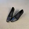 Versão em pele de ovelha de sapatos rasos simples e elegantes de bico quadrado pequeno para mulheres, adequados para o trajeto para o trabalho e trabalho profissional, saltos altos versáteis de alta qualidade