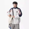 Nueva chaqueta deportiva casual de bloques de color para hombre, adecuada para primavera y otoño, con mangas raglán, diseño a rayas, cuello alto, corte holgado y hombros caídos