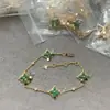 V Dourado 3.0 Banhado a 18K, Luxo Leve e Sensação de Alto Padrão, Pulseira de Trevo de Quatro Folhas com Concha Branca para Mulheres, Madrepérola Natural, Elegante e Fashion
