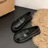 Sapatos JK de couro com sola grossa estilo Britânico Preto para mulheres, nova coleção de outono 2026, que aumentam a altura, versáteis com saias, mocassins retrô
