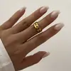 Anillo de acero inoxidable europeo y americano de alta gama con piedra verde iridiscente y diseño abierto, exquisito y versátil para el uso diario y para combinar