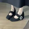 Sapatos Mary Jane pretos para mulheres petite, de bico quadrado, com forro de pelo, sapatilhas de inverno com velcro, salto alto e aumento interno de altura.