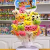 Paletas y Caramelos Duros en Varias Formas de Frutas para que los Niños Compartan Dulces y Den a sus Amigos Regalos Navideños. Puestos en la Puerta de la Escuela