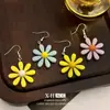 Brincos de Gancho Coloridos Simples em Forma de Margarida Estilo Coreano, Brincos de Flor Únicos com Bloqueio de Cores Dopamina, Brincos Doces e Frescos Estilo Coreano