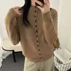 Cardigan de lã tipo ursinho de mel com gola alta para mulheres, nova coleção outono/inverno 2026, design de botões torcidos, cor sólida, peça de tricô versátil para usar por cima.