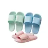 Pantuflas de Mujer en Stock para Verano, Pantuflas de Baño para el Hogar de Moda para Parejas, Pantuflas Ligeras Casuales Frescas, Pantuflas de Verano Antideslizantes al por Mayor con una Sensación Suave al Caminar