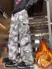 Calças de trabalho masculinas modernas, com múltiplos bolsos e forro de fleece, espessadas para aquecimento, apresentando um design tie-dye estilo tinta lavada, corte reto solto, adequadas para outono e inverno