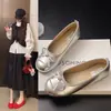 Sapatos Femininos Loafers Prata Retro Francês Solado Macio 2026 Mary Janes Vento Noturno Sapatos Baixos com Laço Dourado Sapatos de Vovó