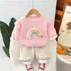 Lindo conjunto de dos piezas estilo Ins de arcoíris para bebés y niños pequeños, con top de malla con arcoíris tridimensional de cuello redondo, mangas tipo volante y pantalones de pana con puños