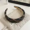 Diadema a Cuadros de Tela Color Café Maillard para Mujer, Diadema de Moda de Alta Gama para Otoño e Invierno con un Elegante Diseño de Corona Alta