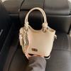 Bolso de mano retro con textura popular de este año, bolso de hombro colgante para mujer, tendencia de primavera 2025, sencillo y combinable.