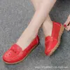 Sapatos Femininos Planos de Verão Tamanho Grande Vazados Respiráveis Sapatos para Mãe Respiráveis Leves Casuais Femininos Fundo Macio Sapatos para Mãe