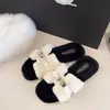 Chinelos peludos femininos para uso externo, novo estilo de moda outono/inverno 2026 com fivela de metal, chinelos de algodão preguiçosos para calçar e tirar facilmente