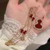 Versión de Alta Gama del Collar con Forma de Calabaza para Mujer, Chapado en Oro Champagne y Colgante de Ágata Roja, Ligeramente Incrustado con Diamantes, Cadena Larga Doble Uso para Suéter de Mujer