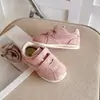 Zapatillas de entrenamiento alemanas de moda para niños 2026 primavera y otoño nuevas versión coreana zapatillas versátiles de retazos para niñas y niños con suelas blandas para uso en exteriores