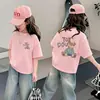 Camiseta Manga Curta Infantil Feminina com Estampa de Desenho Animado com Letras, Novo Estilo de Verão, Blusa Soltinha Estilosa 100% Algodão para Crianças e Meninas
