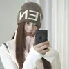 Gorro Tejido Jacquard con Letras Americanas Retro para Mujer 2026 Otoño Invierno Cálido Protección para los Oídos Cubre Cabeza Transpirable Gorro para el Frío