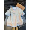 Camiseta de dos piezas falsas con cuello en V Henry para hombre, estilo de verano con un look fresco y elegante, polo de manga corta, patchwork estilo americano, manga corta para pareja