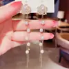 Brincos Versáteis de Flor Vazada com Pérolas Estilo Coreano Novos Brincos Florais Longos com Franjas Cravejados de Diamantes para Mulheres
