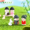 Joias de micro paisagem de musgo roupas de inverno avô avó e filho boneca velha combinação montagem DIY ornamentos