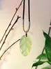 Pingente Natural de Calcedônia Azul Gelo de Alta Qualidade em Formato de Cabaça com Buda, Fecho de Nuvem Auspiciosa, Fivela de Paz de Ágata, Galhos Dourados e Folhas de Jade, Colar de Jade