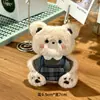 Muñeco de Peluche de Oso Pequeño de Dibujos Animados Adorno Colgante Overol Curioso Broche de Oso Pequeño Colgante de Mochila Escolar Muñeco Pequeño